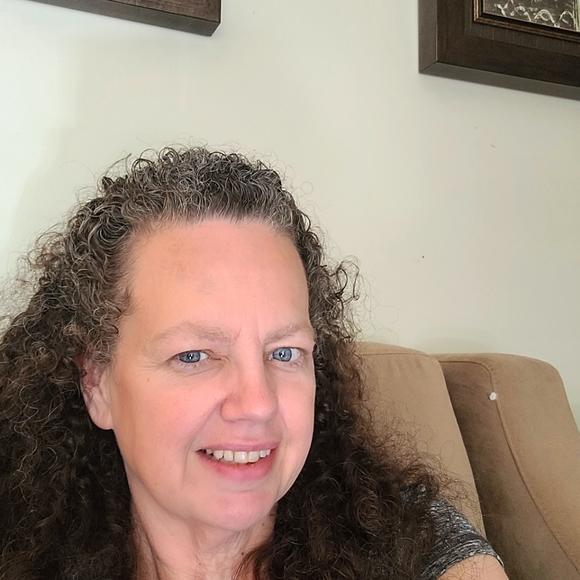 Meet your Posher, Julie - Picture 1 of 1